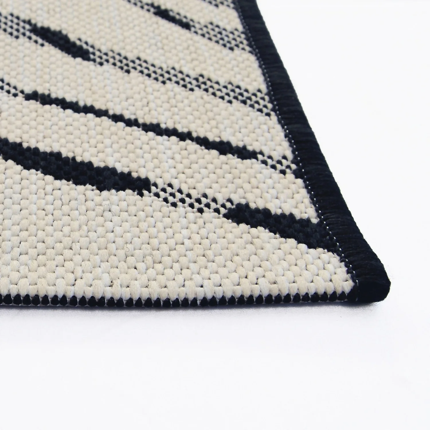 County Leaf Indoor/Outdoor Rug - Black - 160x230cm 3 County Leaf Indoor/Outdoor Rug - Black - 160x230cm - Image 3