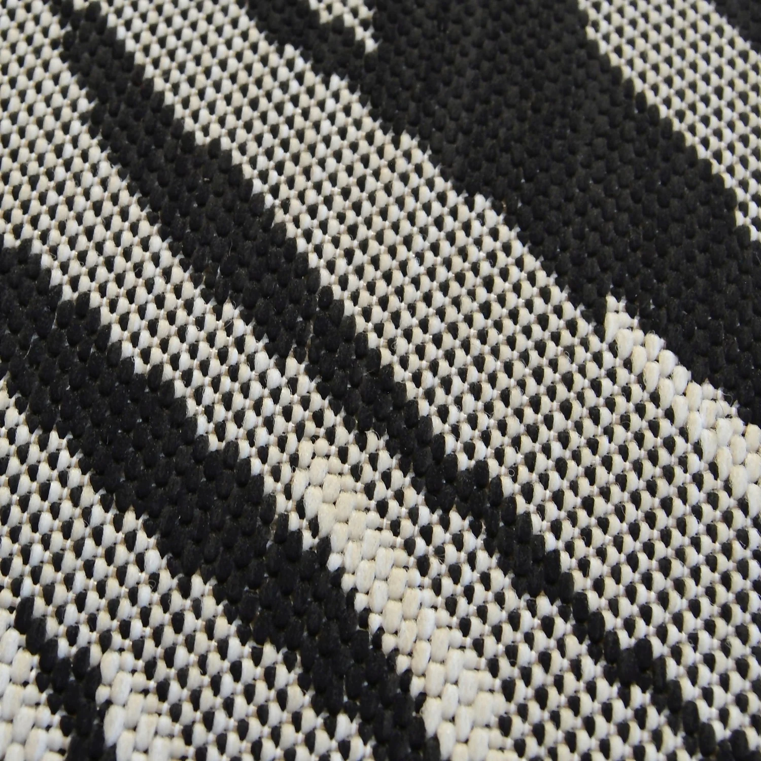 County Leaf Indoor/Outdoor Rug - Black - 160x230cm 2 County Leaf Indoor/Outdoor Rug - Black - 160x230cm - Image 2