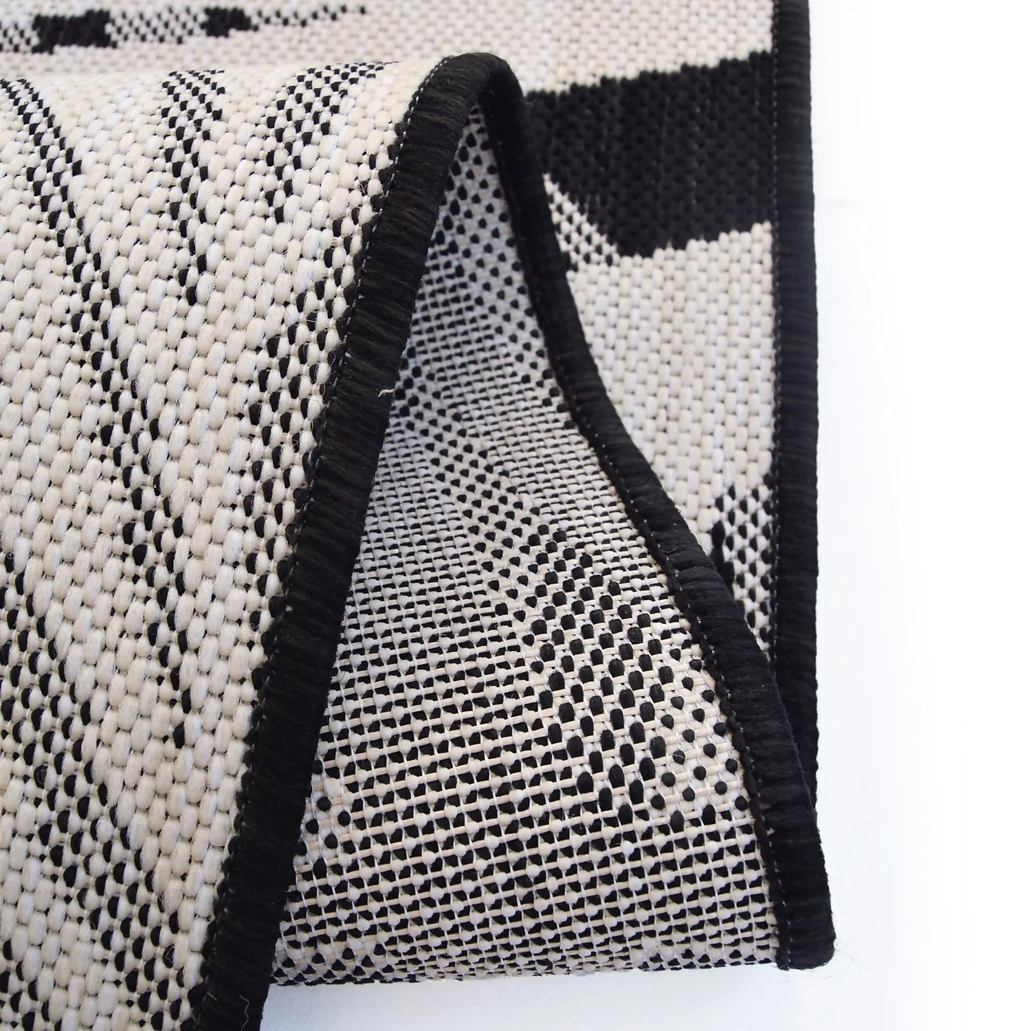 County Leaf Indoor/Outdoor Rug - Black - 160x230cm 4 County Leaf Indoor/Outdoor Rug - Black - 160x230cm - Image 4